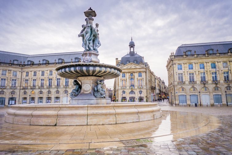 La place de la Bourse est l'un des sites les plus visités de la ville de Bordeaux. Il fut construit de 1730 à 1775.