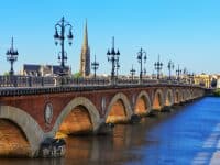 Le pont du fleuve Bordeaux avec la cathédrale Saint-Michel
