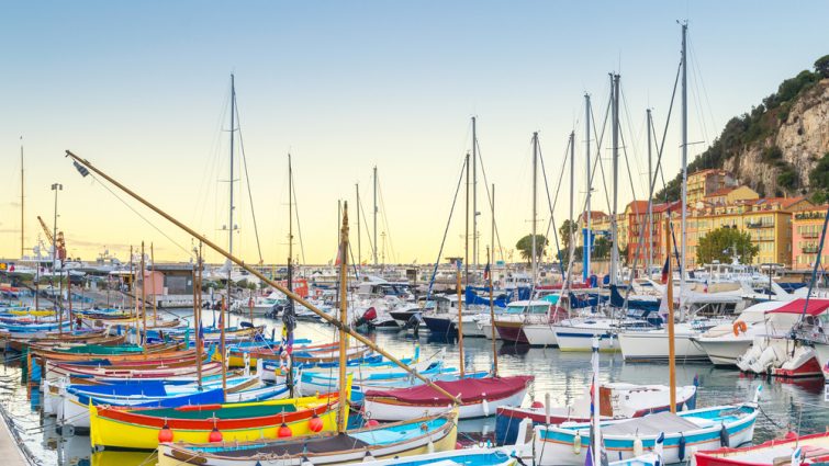 Le port de Nice, France à l'aube