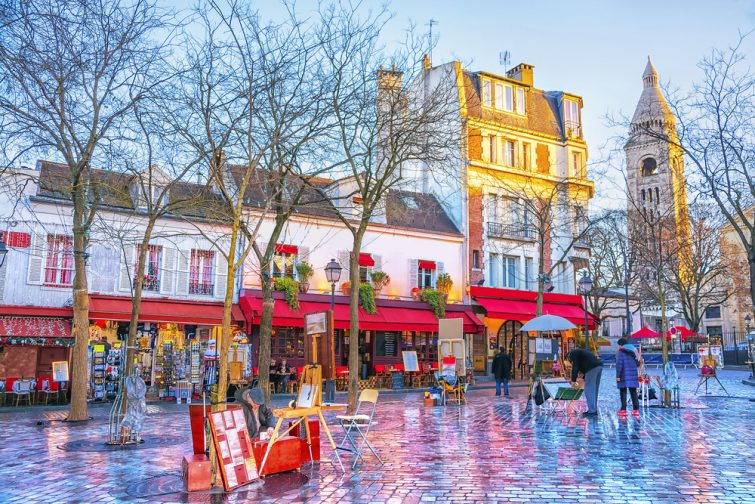 Place du Tertre à Montmartre à Paris. Dans la région beaucoup de souvenirs et d'artisanat. Dans les petites maisons se trouvent des cafés, des restaurants et des galeries d'art.