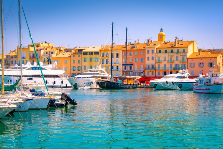 Saint Tropez, au sud de la France. Des yachts de luxe en marina.