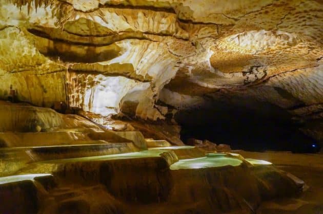 Spéléologie en Ardèche : la grotte de Saint-Marcel et ses bassins
