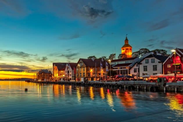 Stavanger la nuit - Ville charmante en Norvège.