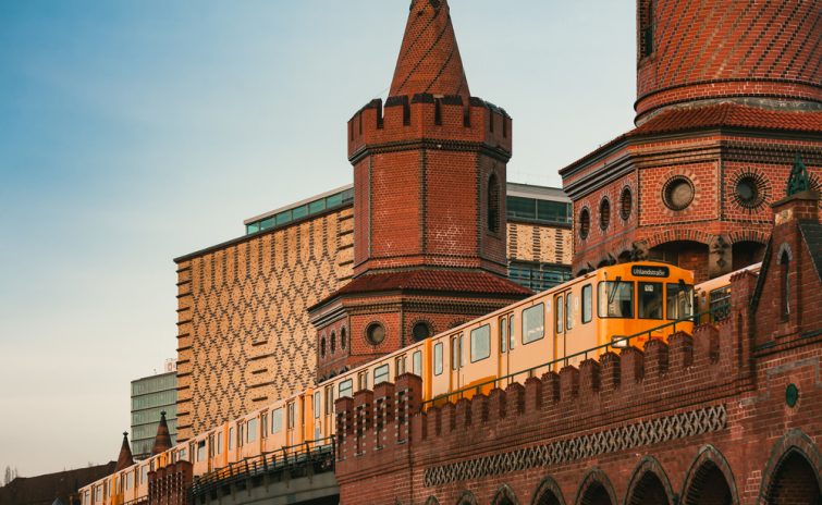 Train jaune sur le pont Oberbaum à Berlin, Allemagne