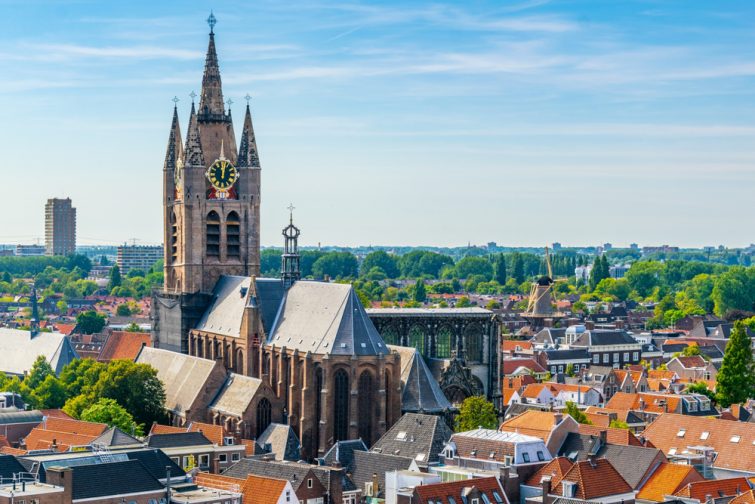 Vue aérienne de l'église Oude Kerk à Delft, Pays-Bas