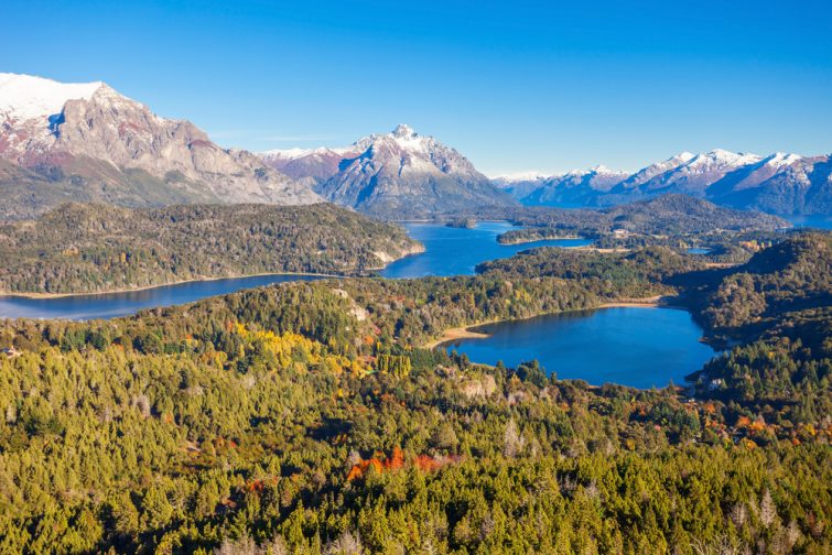 Vue panoramique du parc national Nahuel Huapi depuis le point de vue de Cerro Campanario à Bariloche, région de Patagonie en Argentine.