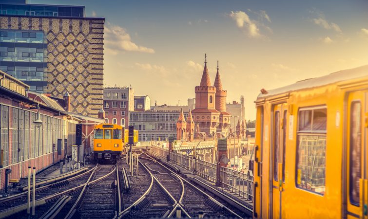 Vue panoramique sur Berliner U-Bahn avec le pont Oberbaum en arrière-plan à la lumière dorée du soir au coucher du soleil avec effet filtre à hameçon rétro de style Instagram, Berlin Friedrichshain-Kreuzberg