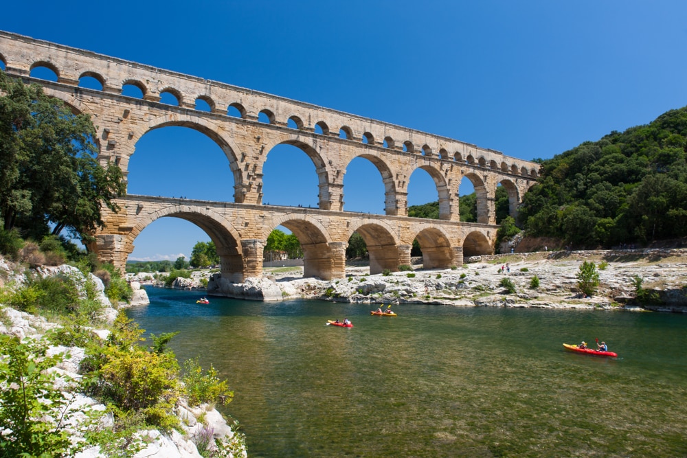 Canoë-kayak passant sous le Pont du Gard