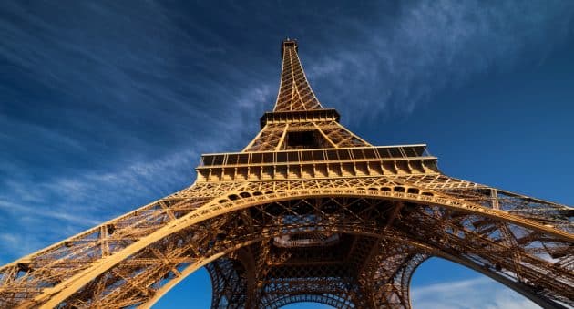ciel bleu et tour Eiffel, Paris. France
