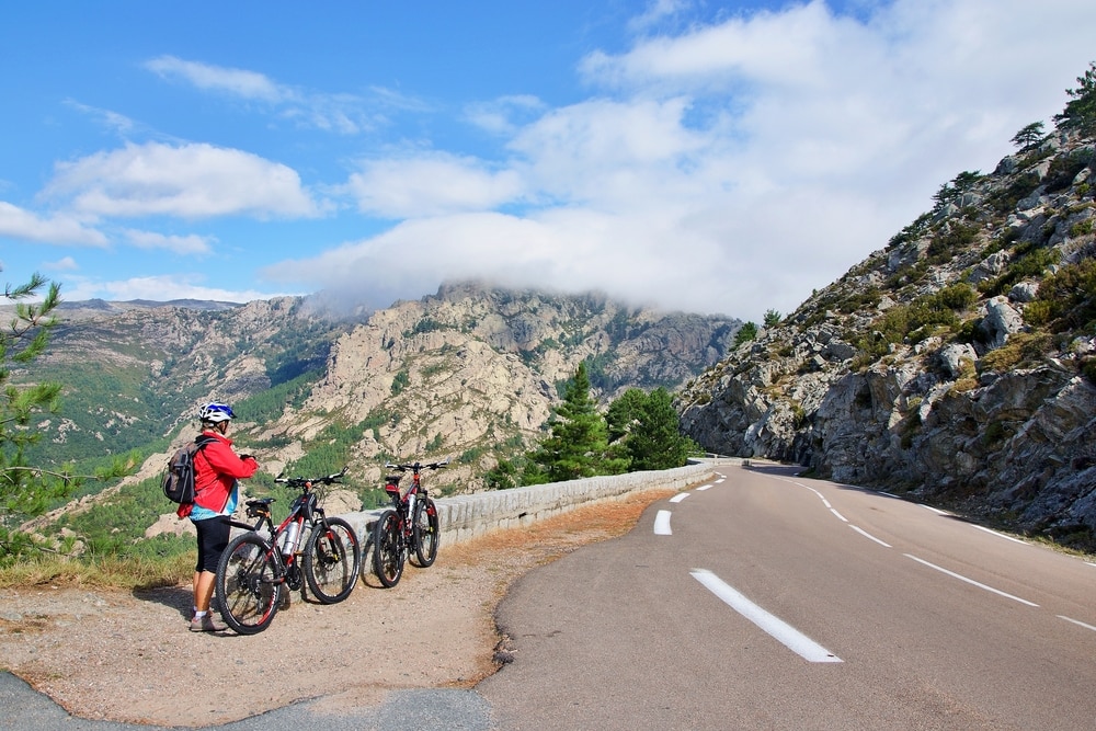 Cycliste sur le col de Bavella, Corse