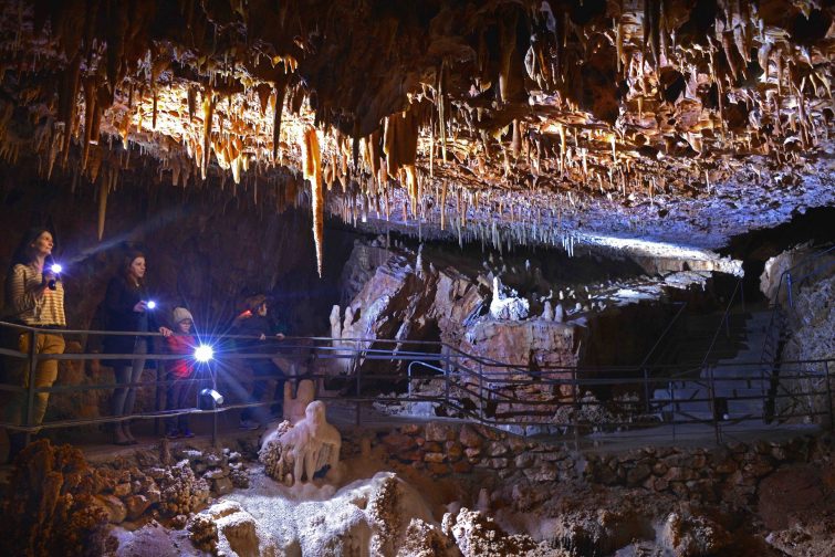 Spéléologie dans la grotte de l’Aven des côtes, Ardèche