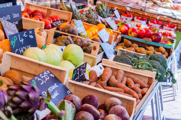 Des fruits et légumes sur le marché du Cours Saleya, Nice.