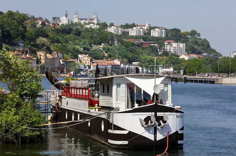 Airbnb péniche à Lyon : Cabine sur bateau-péniche en bord de la Saône