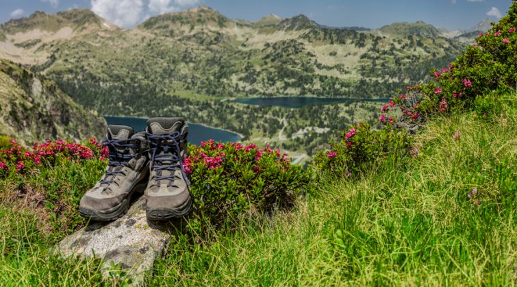 Chaussures de randonnée avec la réserve naturelle du Néouvielle en arrière plan