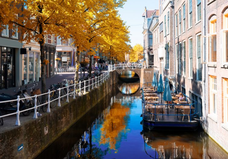 rue avec canal dans la vieille ville de Delft en Hollande à l'automne