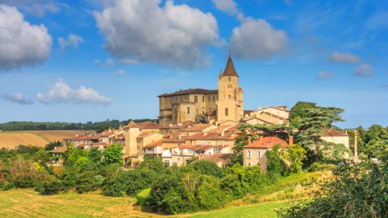 Paysage d'été avec vue sur un château de Gascone