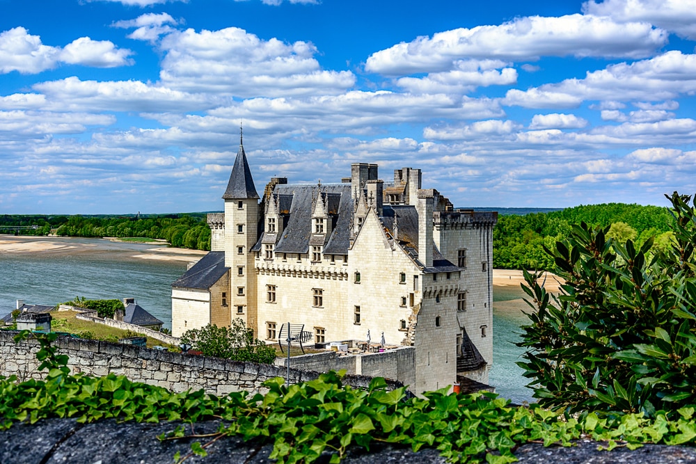 Le Château de Montsoreau est un château de style Renaissance situé dans la vallée de la Loire, en France, directement construit dans le lit de la Loire.