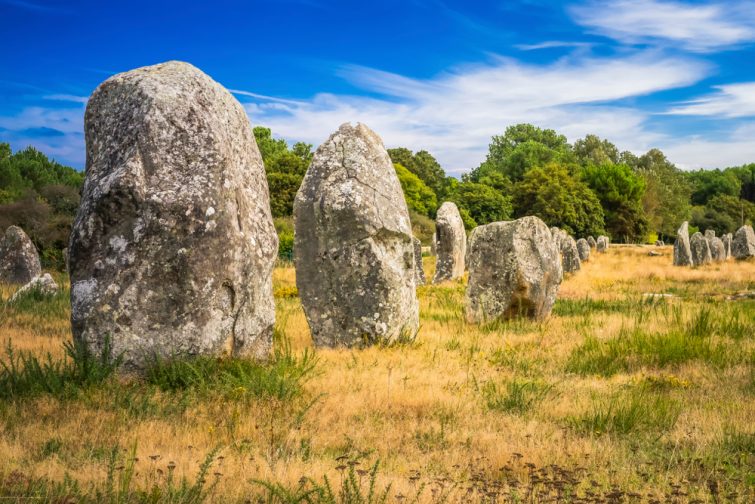 Les pierres de Carnac sont une collection exceptionnellement dense de sites mégalithiques en Bretagne, dans le nord-ouest de la France, composés d'alignements de pierres, de dolmens, de tumuli et de menhirs simples.