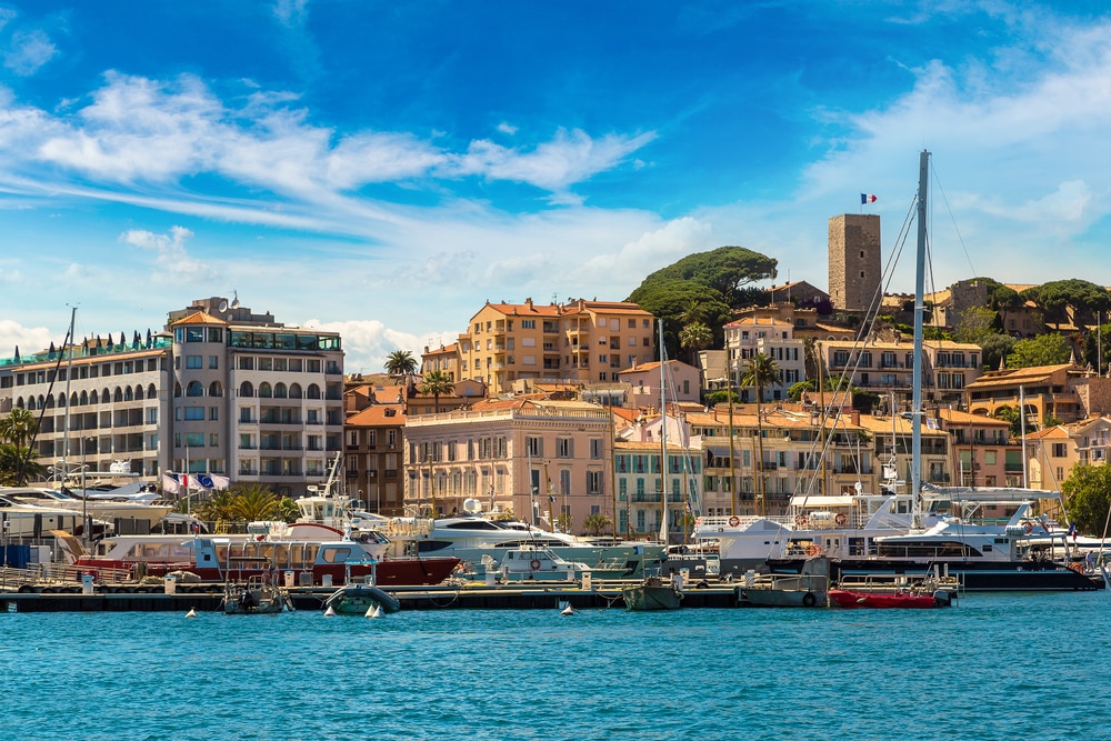 passeggiate intorno a Nizza Yachts ancorati nel porto di Cannes in una bella giornata estiva, Francia