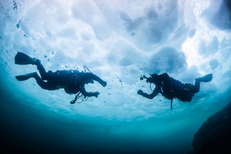 Activités outdoor à faire dans les Pyrénées : Plongée sous glace