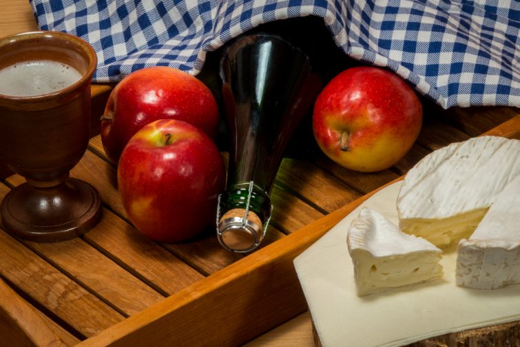 Spécialités et gourmandises typiques des pommes de France Camembert et Cidre
