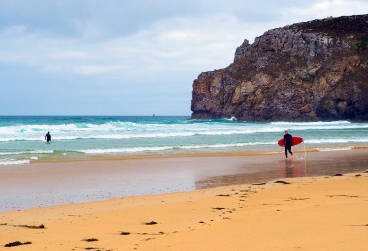 Visiter le Parc Naturel Régional d'Armorique : Surf sur les plages du Finistère