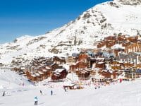 Vue sur la station de ski de Val Thorens de Three Valleys, France. Montagnes recouvertes de neige