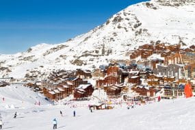 Vue sur la station de ski de Val Thorens de Three Valleys, France. Montagnes recouvertes de neige