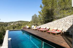 Vue extérieure d'une luxueuse villa à Bandol proposée sur Airbnb
