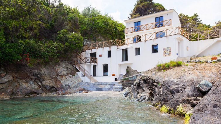 Charmante villa au bord de l'eau au nord de la Corse