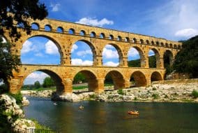 Canoë-kayak sous le pont du gard