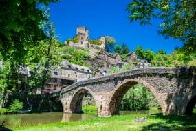 Visiter Belcastel en Aveyron : que faire et que voir dans l'un des plus beaux villages de France ?