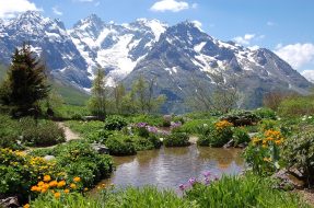 Vue pittoresque des Hautes-Alpes avec montagnes et ciel bleu