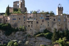 Vue pittoresque du village de Montbrun avec des bâtiments historiques
