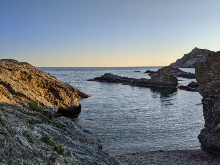 Vue sur le phare de l'île des Embiez