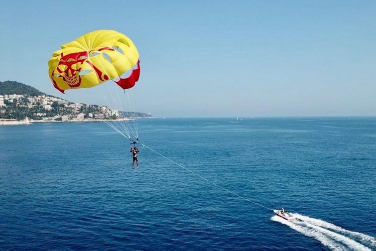 Faire du parachute ascensionnel à Nice