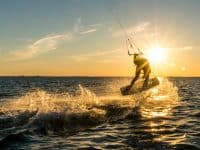 kitesurfer faisant des tours au coucher du soleil