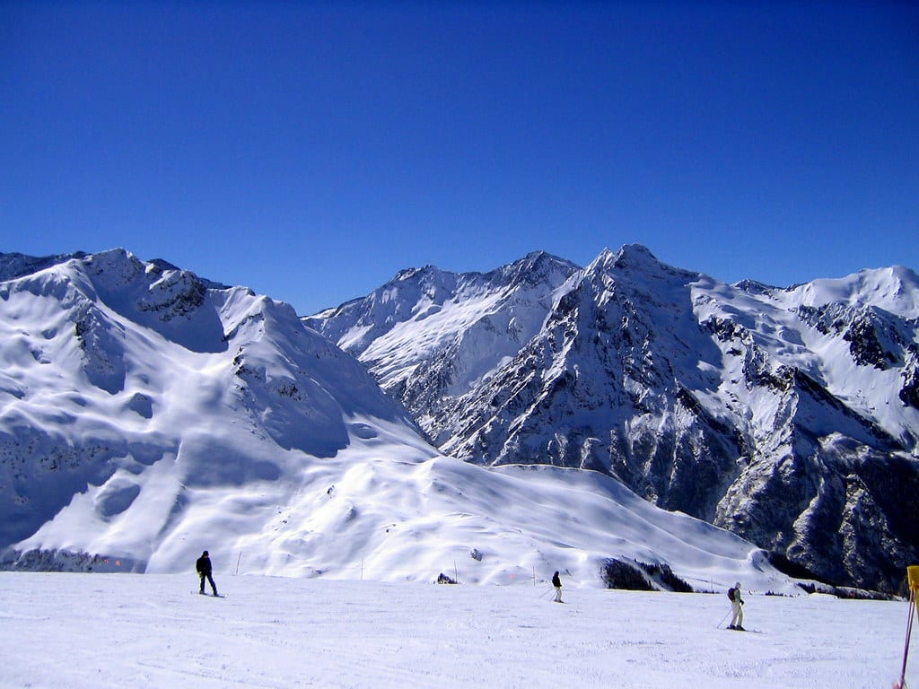 Skieurs dans une station de ski, Pyrénées