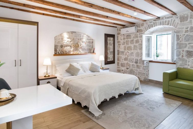 Luxury Old Town Studio with Original Stone and Beams