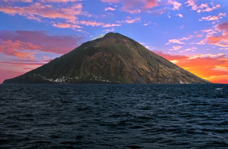 Visiter Le Stromboli : Faire L’ascension Du Volcan Des îles Éoliennes