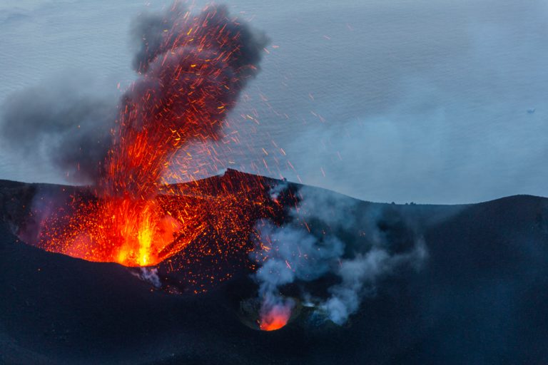 Visiter Le Stromboli : Faire L’ascension Du Volcan Des îles Éoliennes