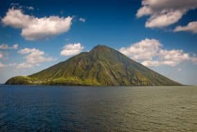 Visiter Le Stromboli : Faire L’ascension Du Volcan Des îles Éoliennes