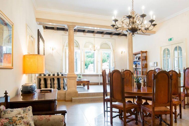 Villa Mediterranean Located in the Heart of Old Town