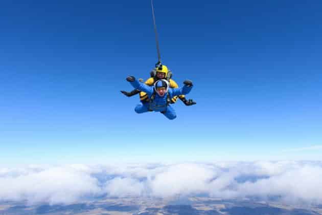 14 spots où faire du saut en parachute en France