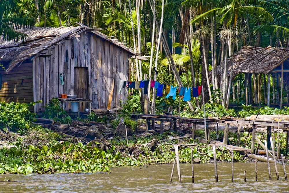 photos brésil - Cabane en bord de rivière Manaus