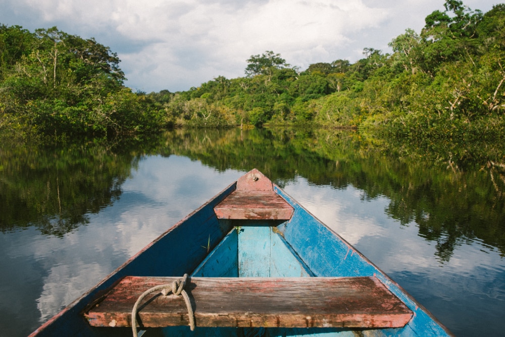 Canoë à travers la jungle Amazonienne