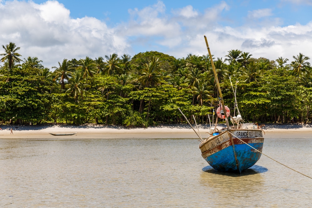 photos brésil - bateau de pêche sur l'île de Boipeba