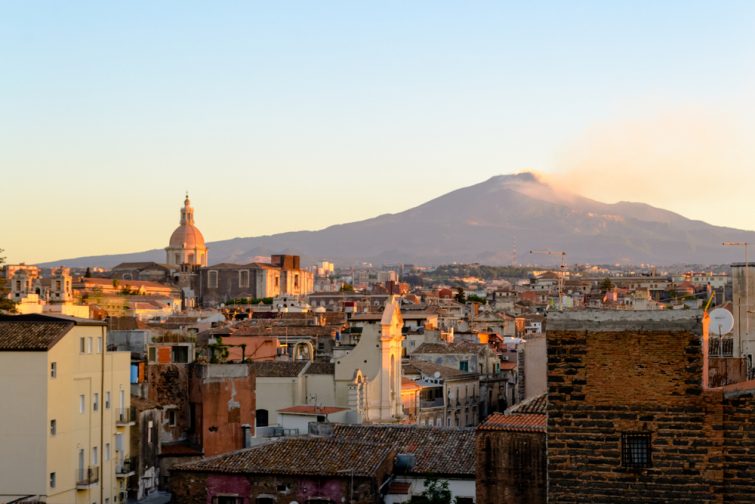 Vue panoramique de Catane en Sicile avec l'Etna en arrière-plan