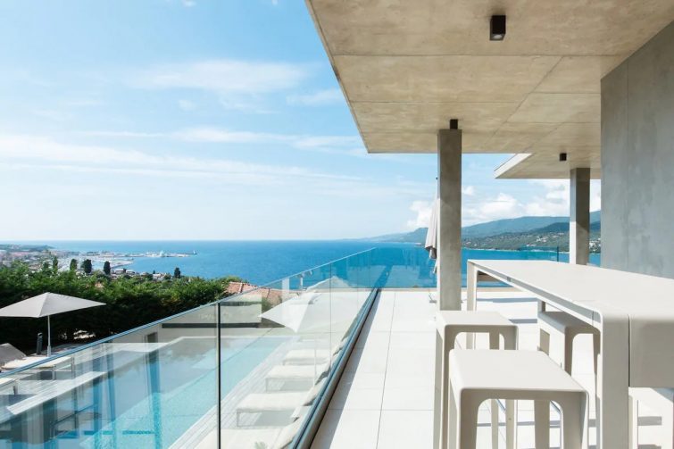Casa d'architetto con vista sul mare e piscina riscaldata