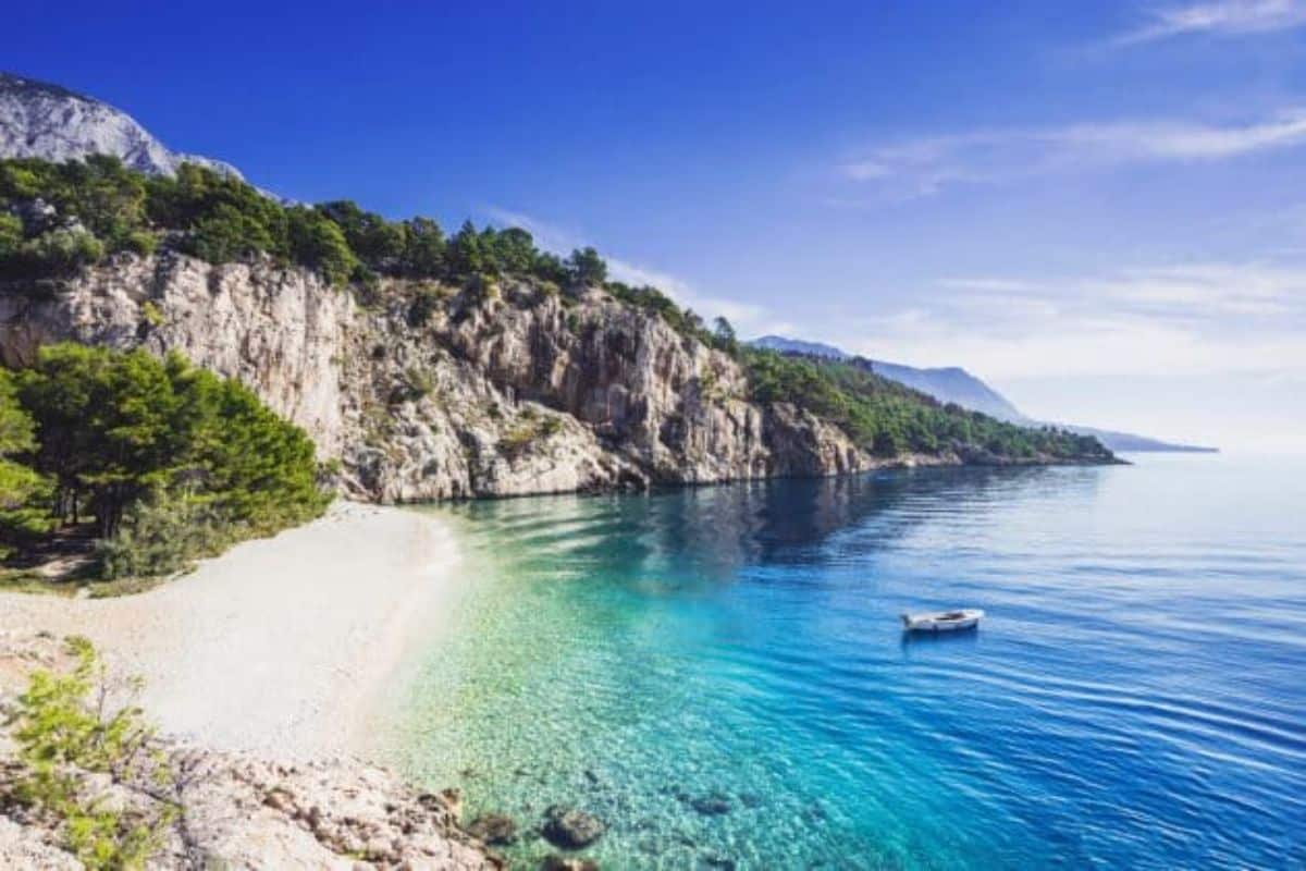 Belle plage de Nugal près de la ville de Makarska en Croatie